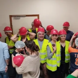 Les participants s'équipent de casques et de gilets de sécrurité pour commencer la visite