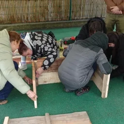 Personnes fabricant une jardinière