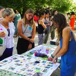 hoto avec des personnes en train d'échanger sur un stand